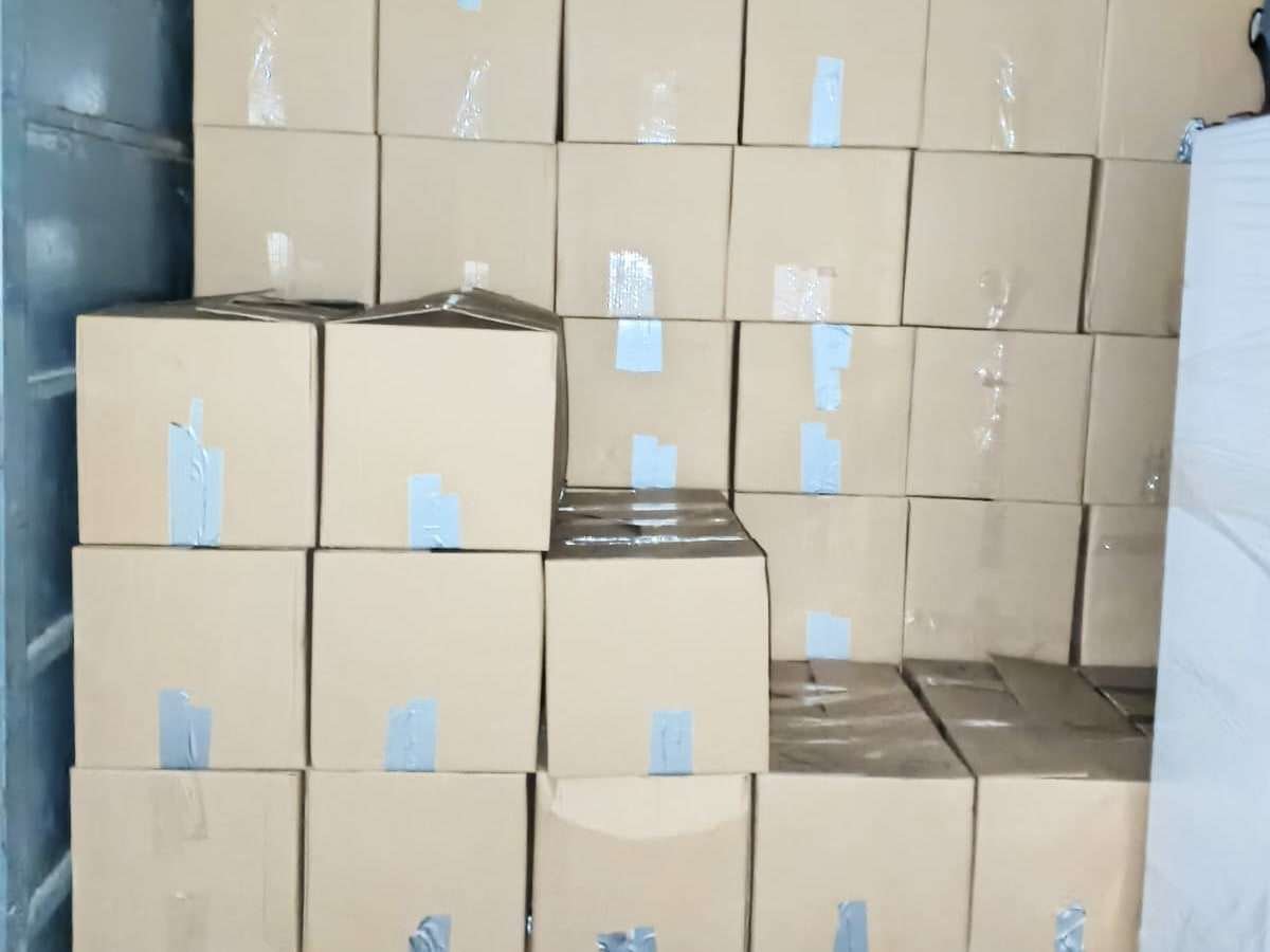 جدار من الكراتين المغلقة بالشريط اللاصق مرصوص داخل صندوق سيارة النقل