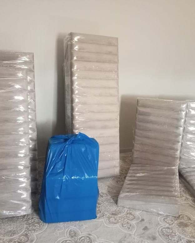 مراتب وظهور جلسة أرضية مغلفة بالنايلون الشفاف ومرتبة بجانب الجدار