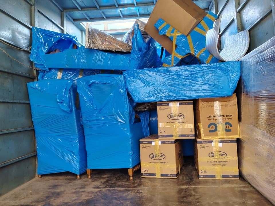 أثاث مغلف وكراتين مرتبة داخل صندوق سيارة النقل